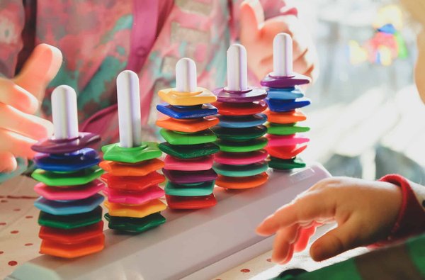 Pédagogie Montessori : avantages et inconvénients pour le développement de l'enfant