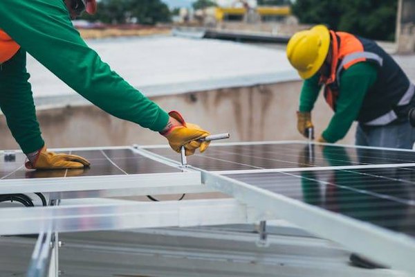 Devenir installateur photovoltaïque: guide de formation